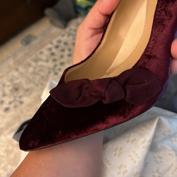 Banana Republic Velvet Burgundy Heel size 6.5 - Picture 4 of 4